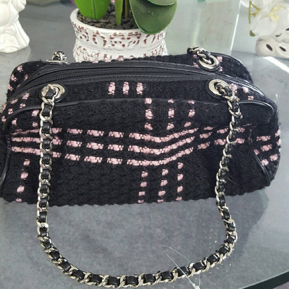 - New Chain Strap Tweed handbag.